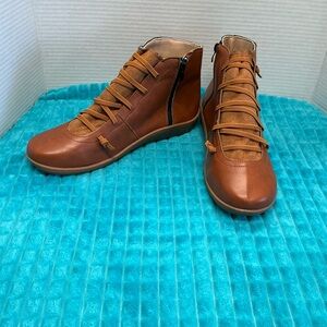 BRAND NEW LADIES SIZE 11 LEATHER BOOTIES RUBBER SOLE